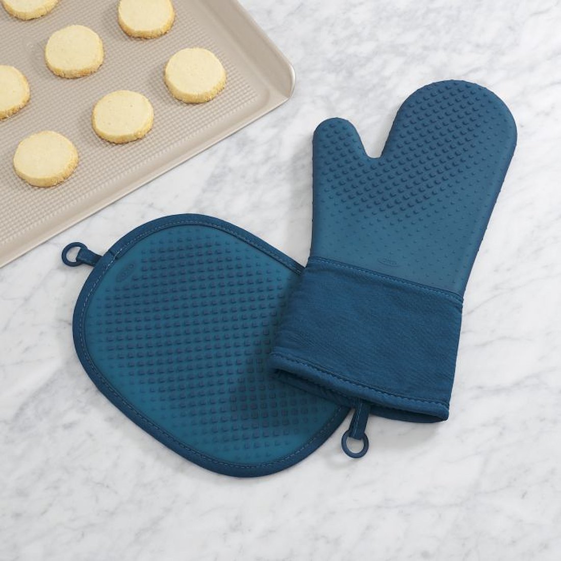 Oven mitts product photo